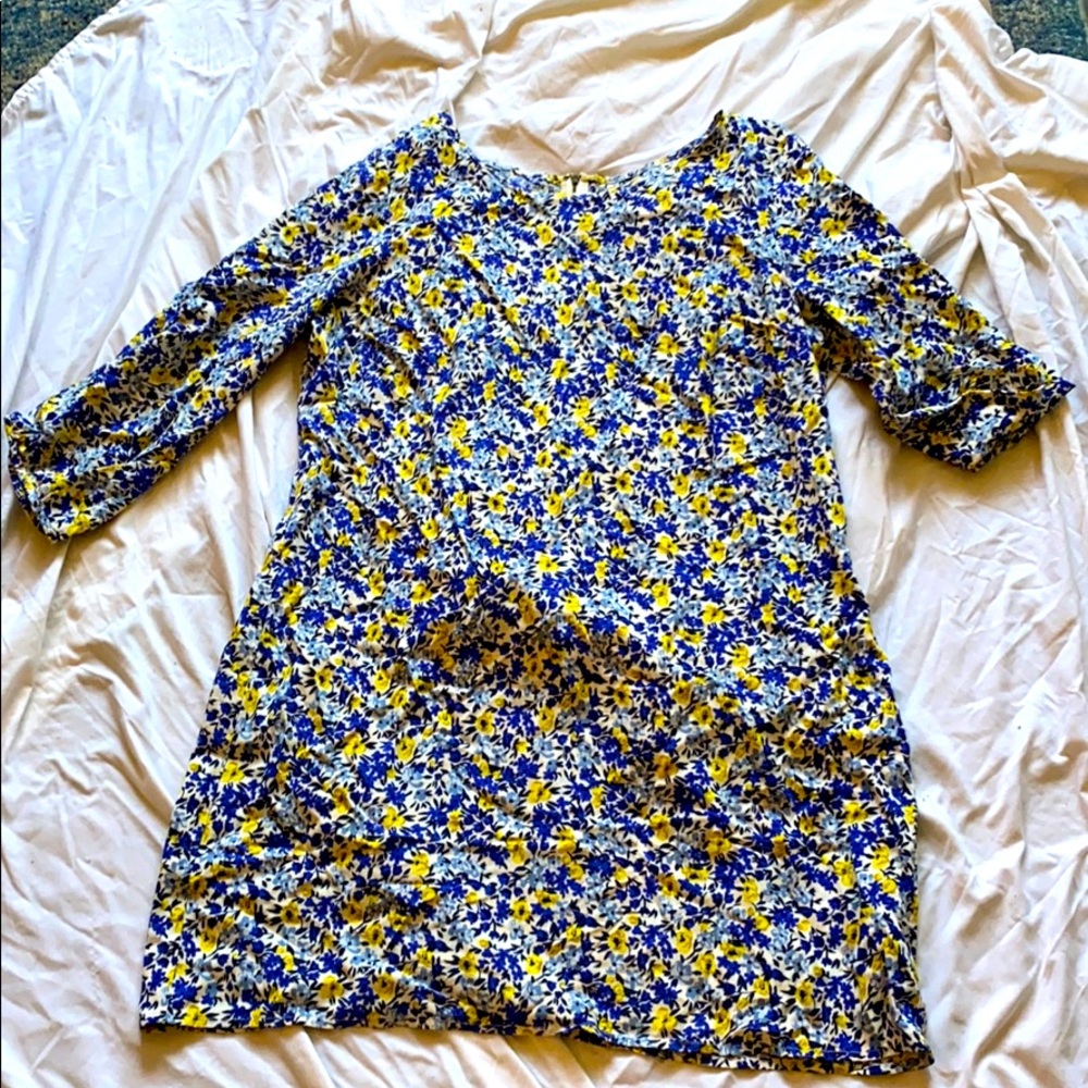 Pretty floral fitted dress with 3/4 length sleeves